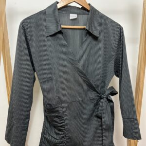 Blusa de listras preto branco e cinza