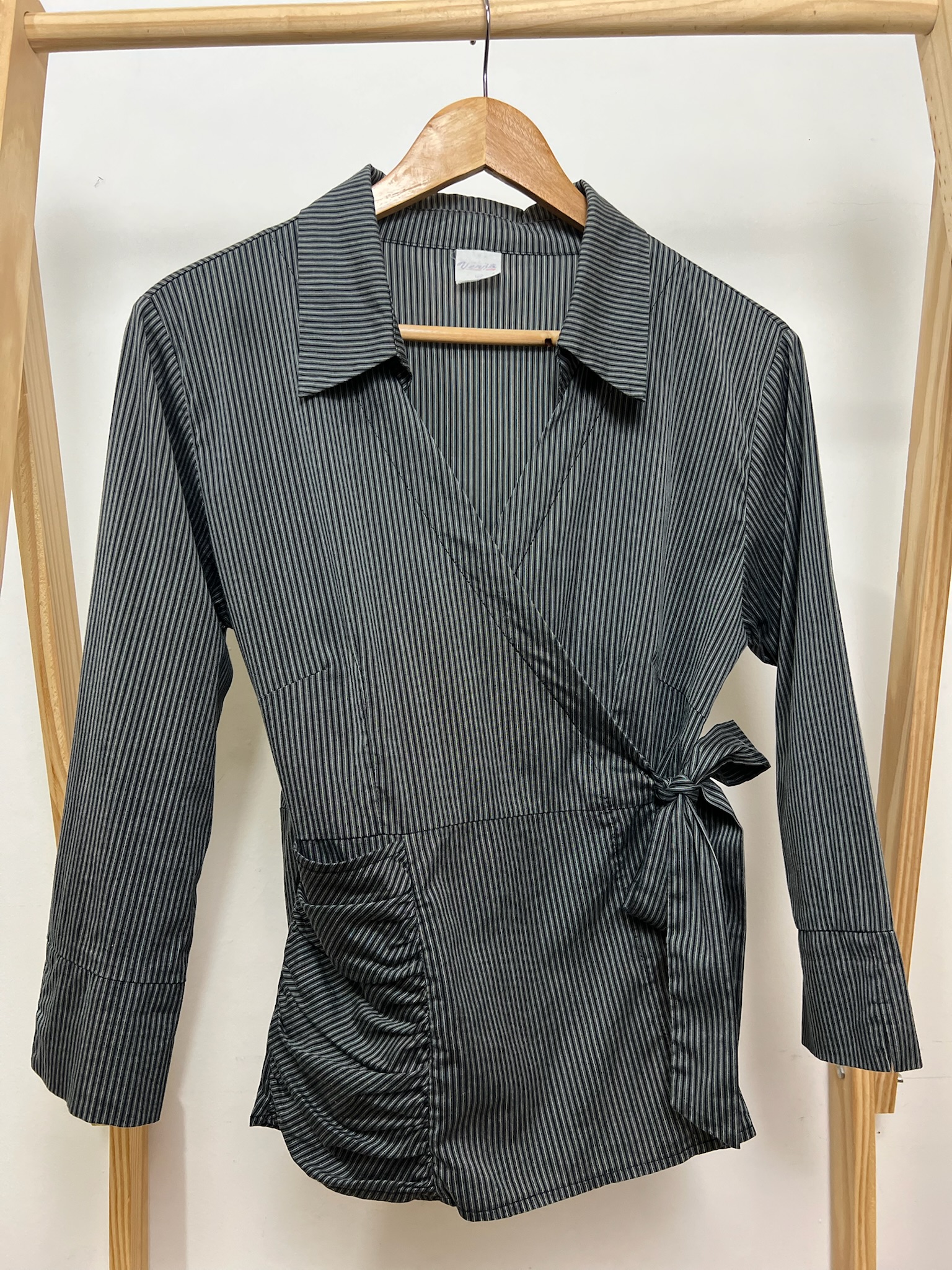 Blusa de listras preto branco e cinza