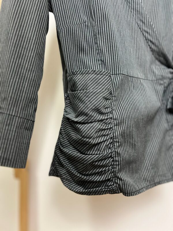 Blusa de listras preto branco e cinza - Imagem 5