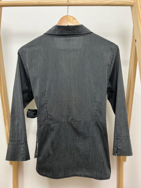 Blusa de listras preto branco e cinza - Imagem 2