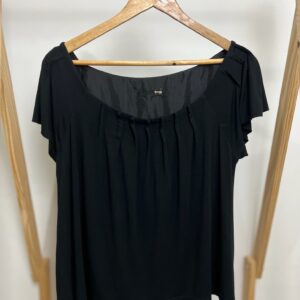 Blusa preta com detalhe TNG