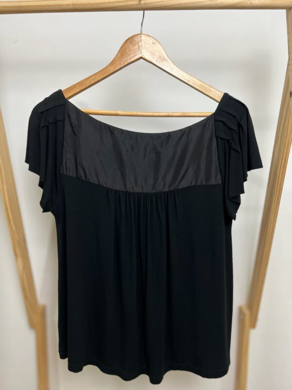 Blusa preta com detalhe TNG - Imagem 2
