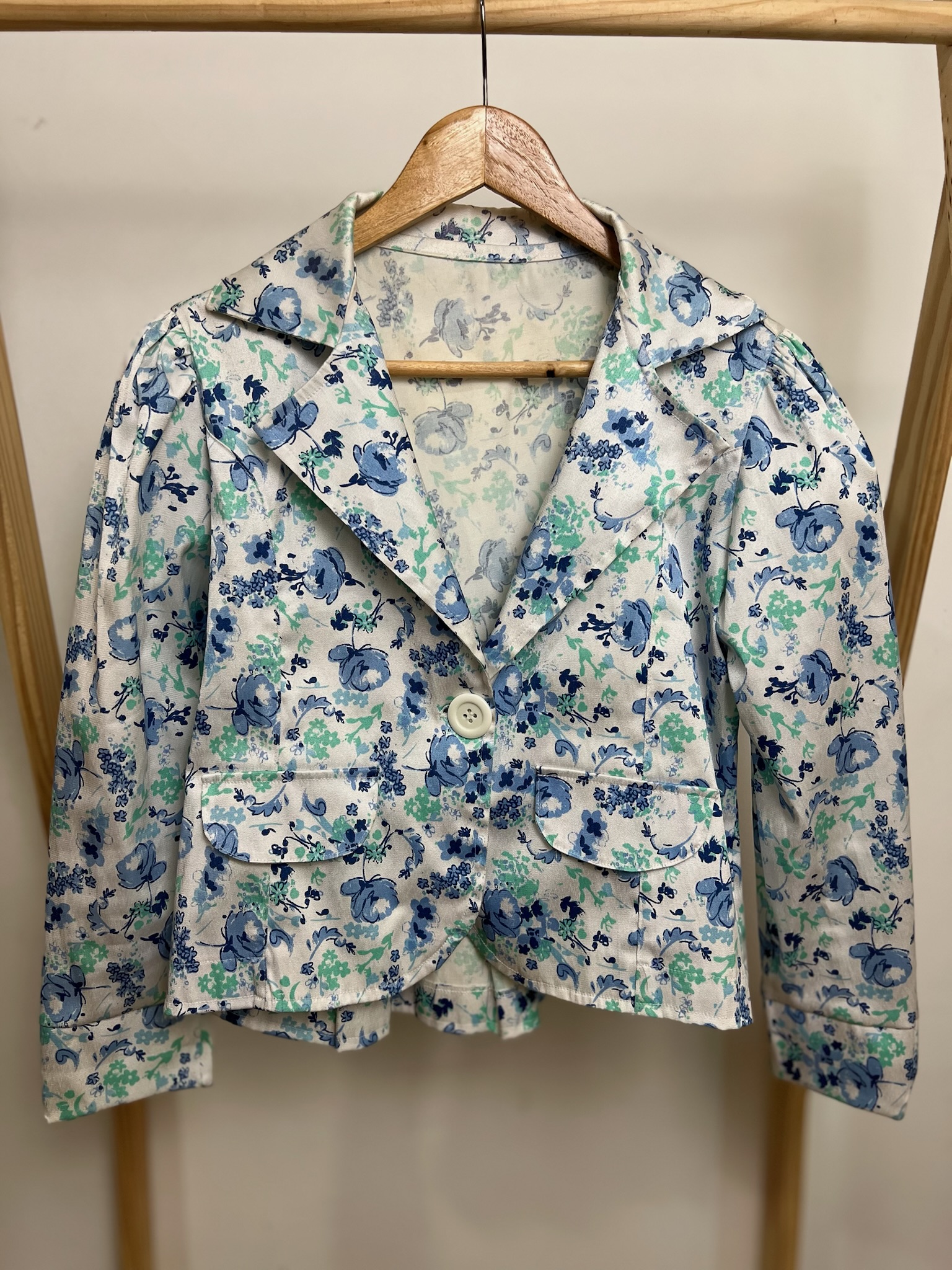 Casaco/Blazer branco com flores azuis
