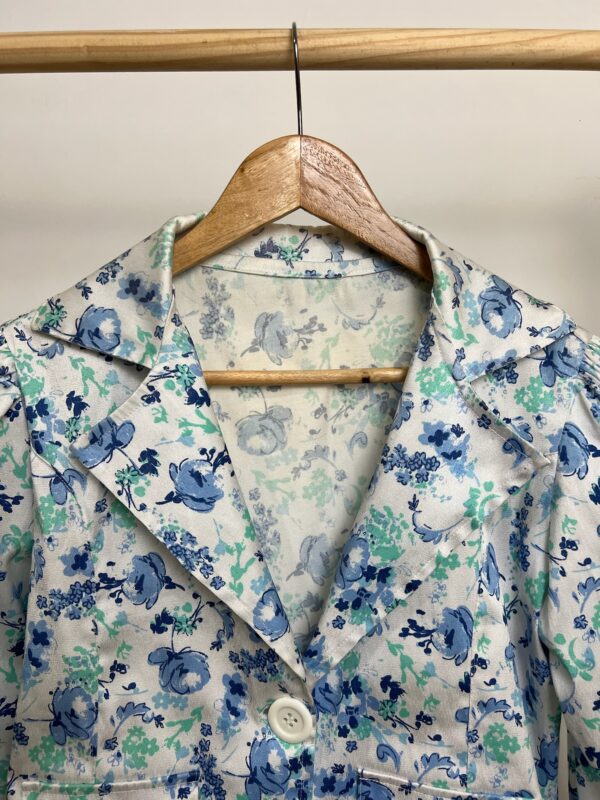 Casaco/Blazer branco com flores azuis - Imagem 5