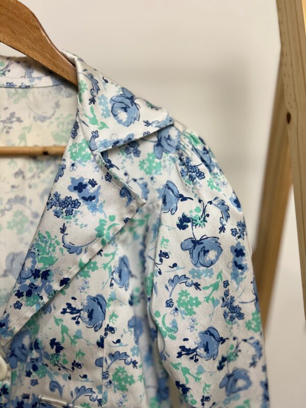 Casaco/Blazer branco com flores azuis - Imagem 4