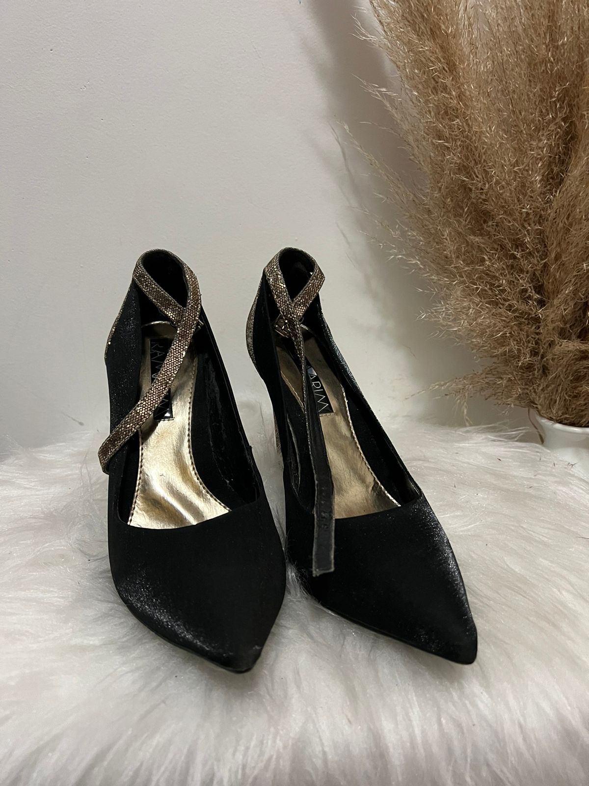 Scarpin Ramarim preto c/ dourado de brilho
