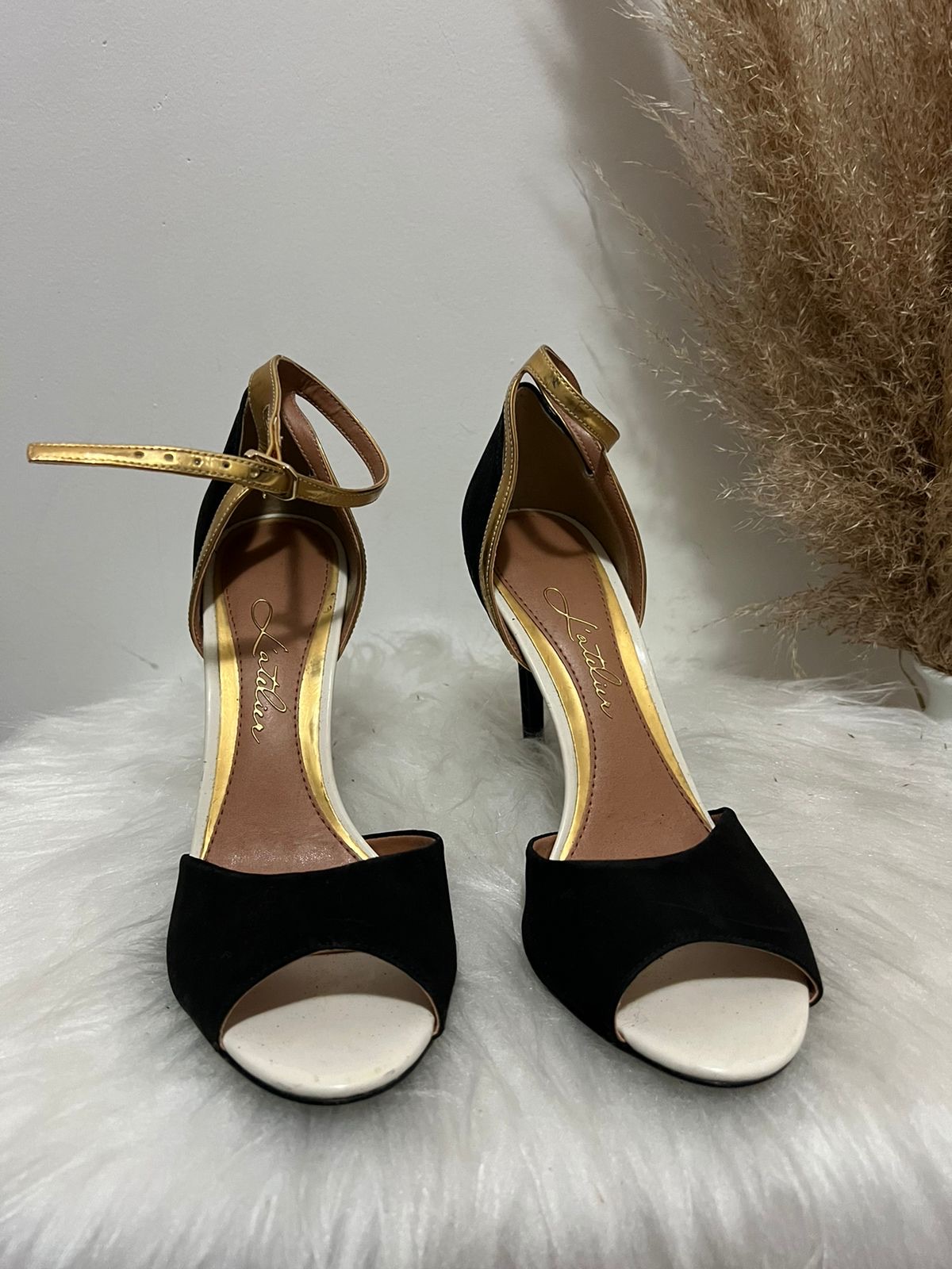 Sandália L'atelier preta com dourado