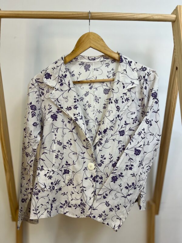 Casaco /Blazer branco florido roxo - Imagem 5