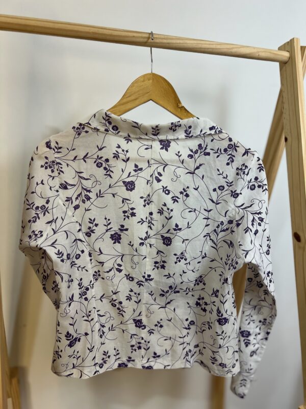 Casaco /Blazer branco florido roxo - Imagem 3