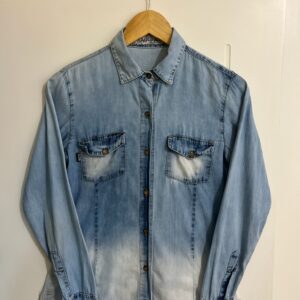 Camisa azul com branco