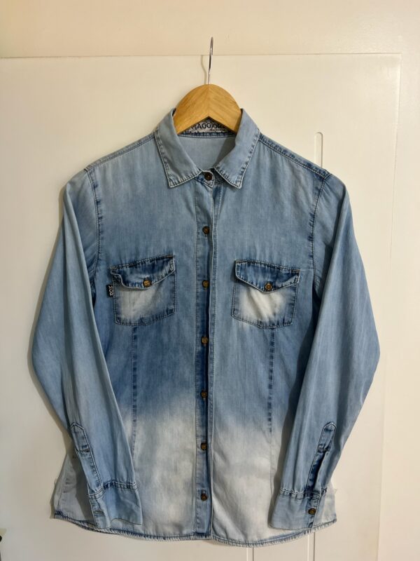 Camisa azul com branco