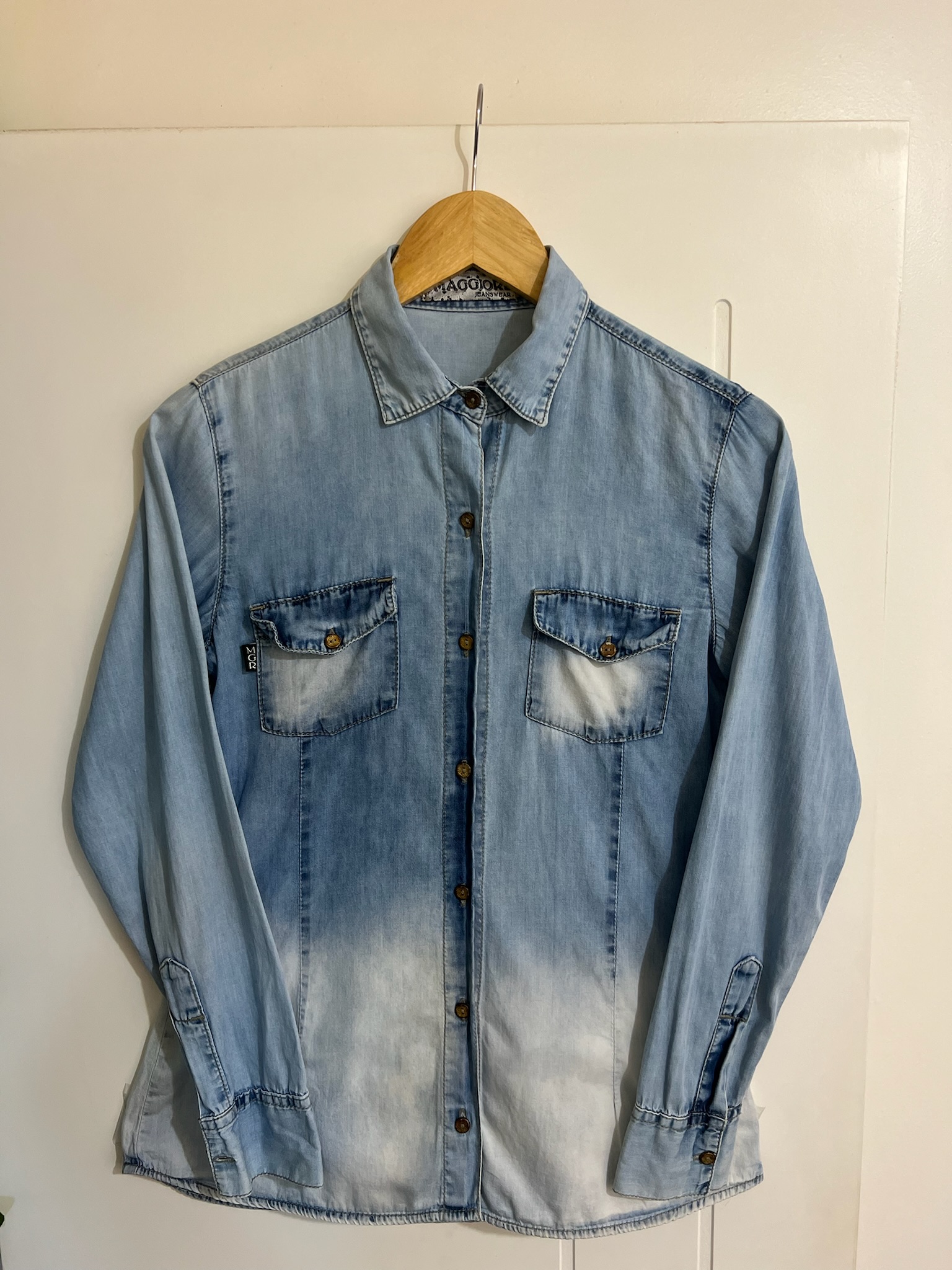 Camisa azul com branco
