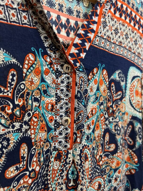 Camisa estampas coloridas - Imagem 9