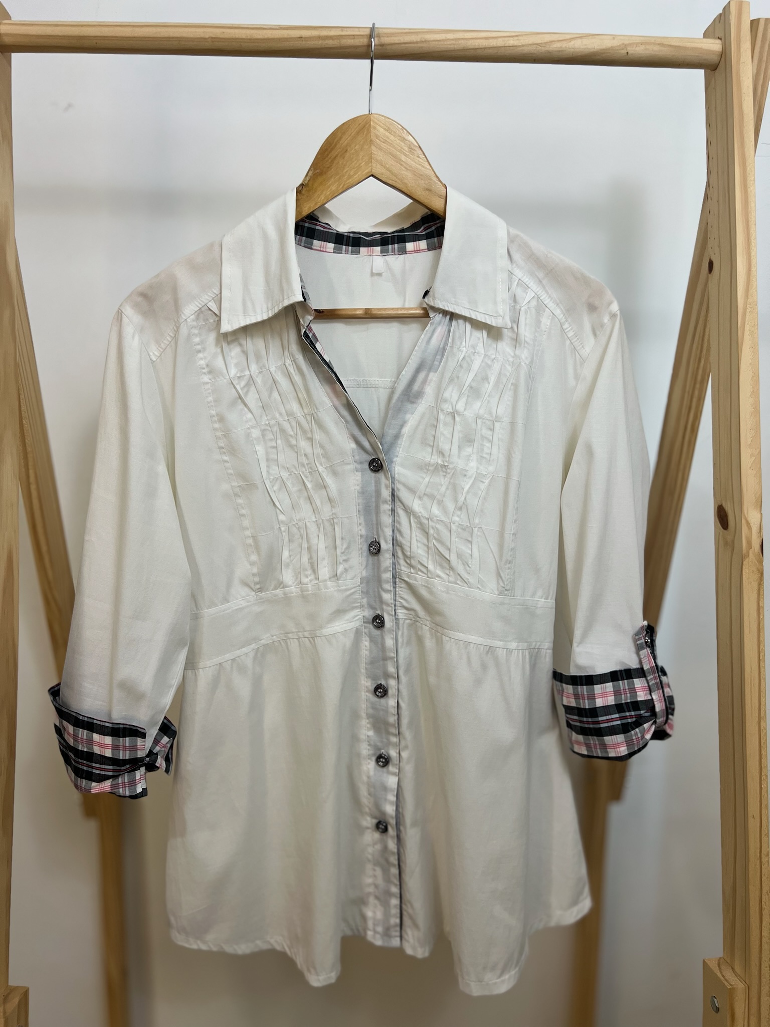 Camisa branca com detalhe Xadrez