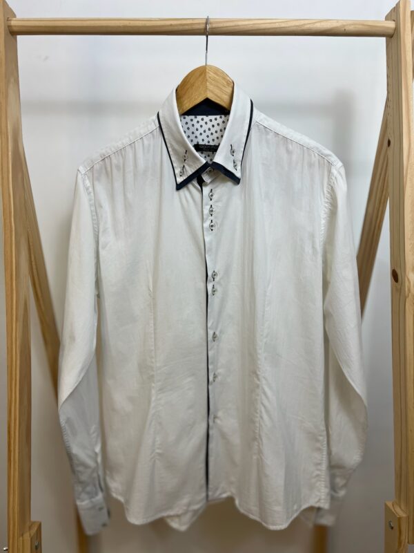 Camisa Xagon Man branca com detalhes azul