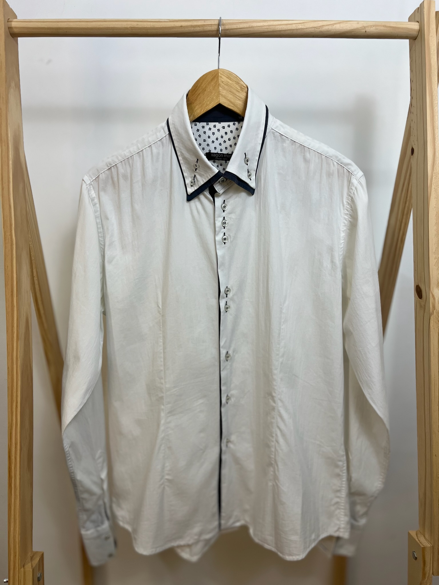 Camisa Xagon Man branca com detalhes azul