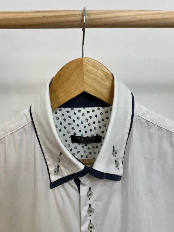 Camisa Xagon Man branca com detalhes azul - Imagem 3