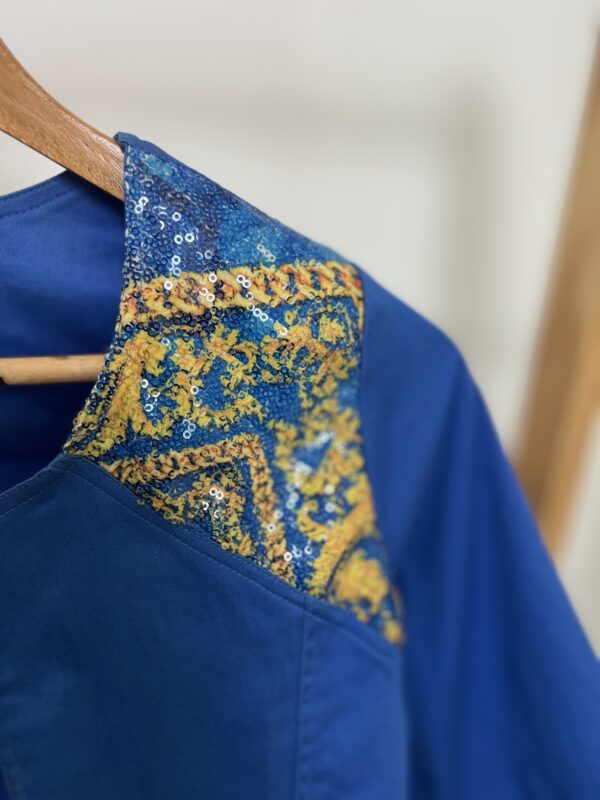 Colete curto azul com detalhes em paetê - Imagem 3