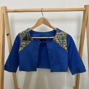 Colete curto azul com detalhes em paetê