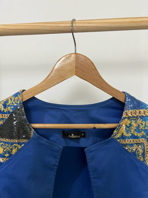 Colete curto azul com detalhes em paetê - Imagem 6