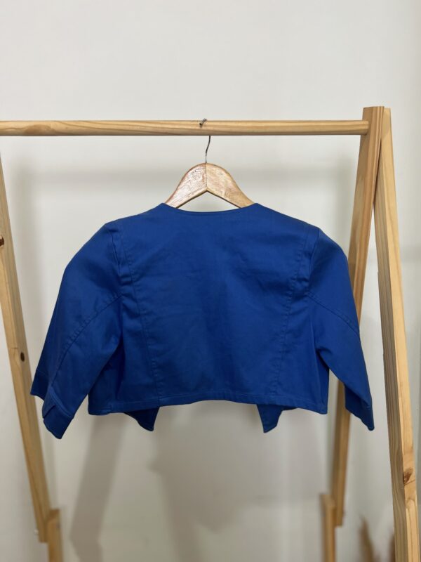 Colete curto azul com detalhes em paetê - Imagem 5