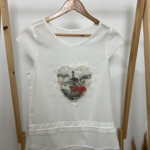 Camiseta branca com detalhe