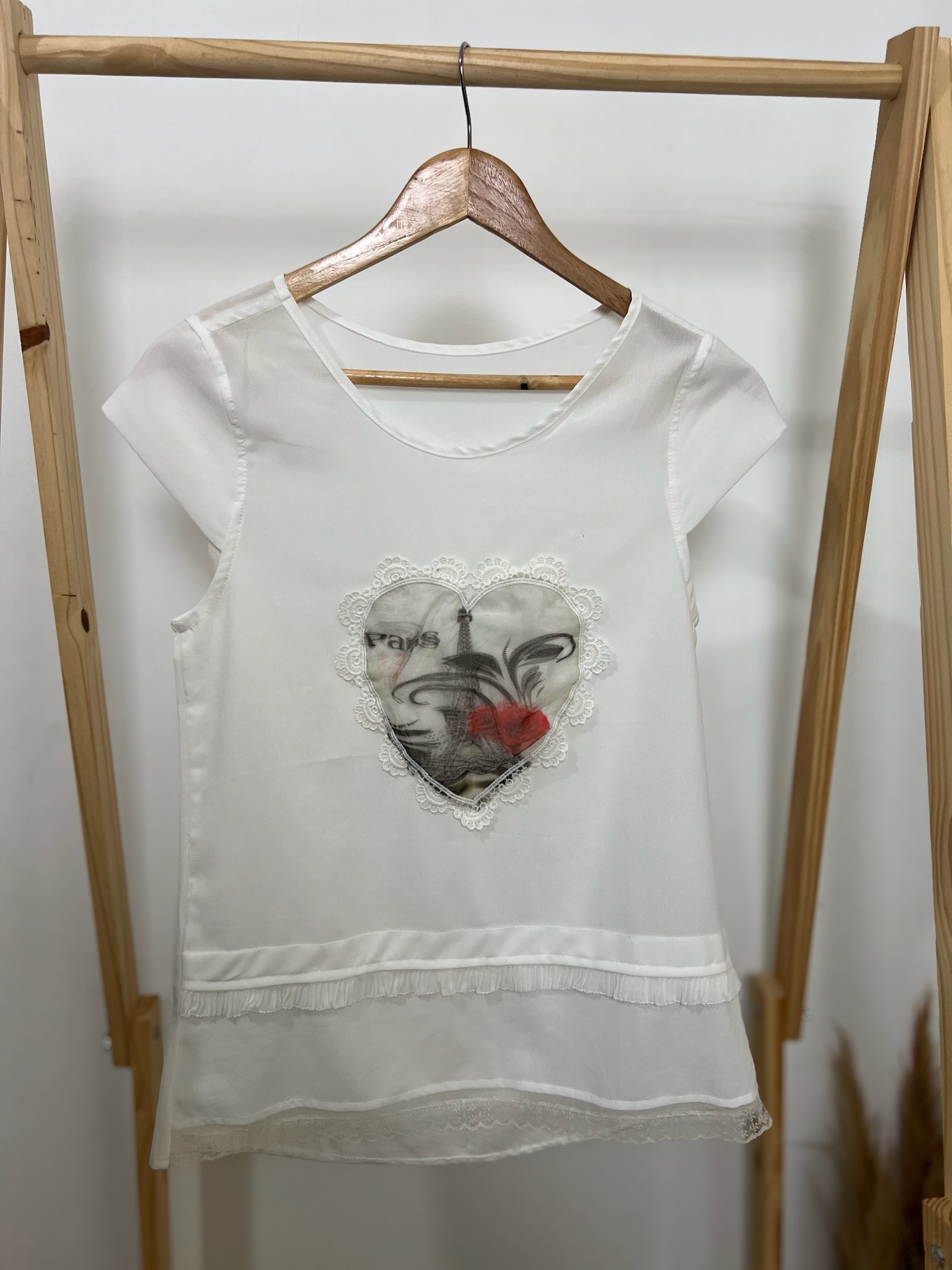 Camiseta branca com detalhe