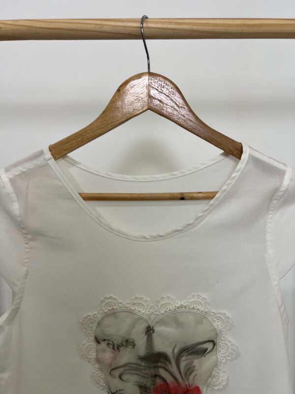 Camiseta branca com detalhe - Imagem 2