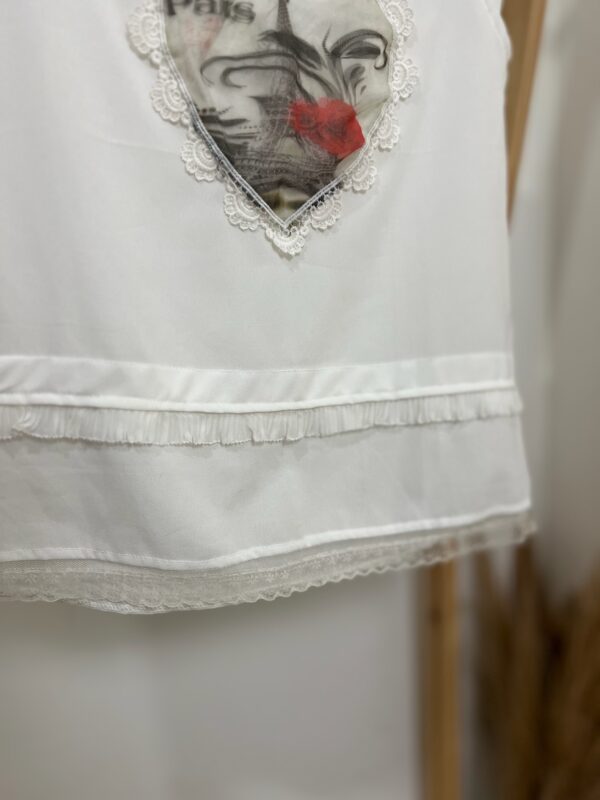 Camiseta branca com detalhe - Imagem 5