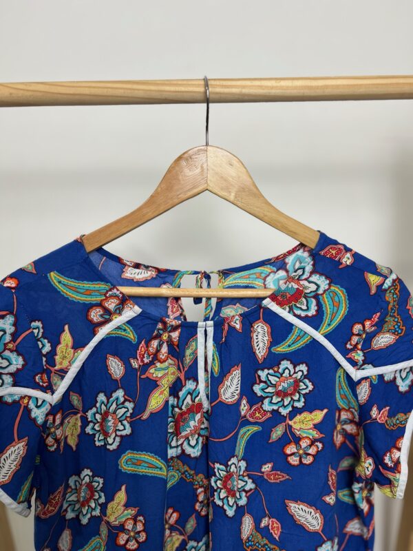 Blusa azul estampada - Imagem 4