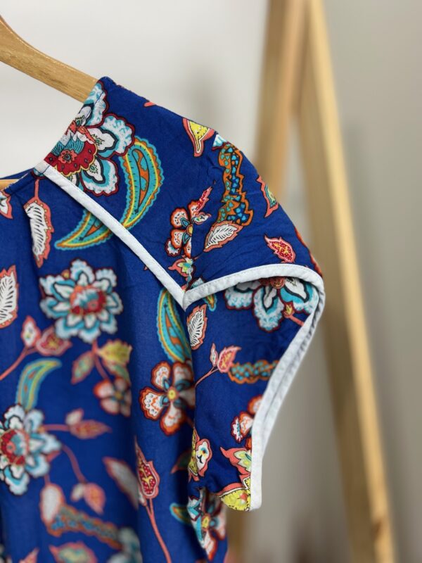 Blusa azul estampada - Imagem 6