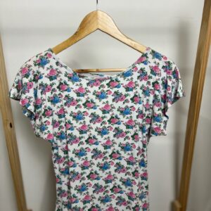 Camiseta branca com flores
