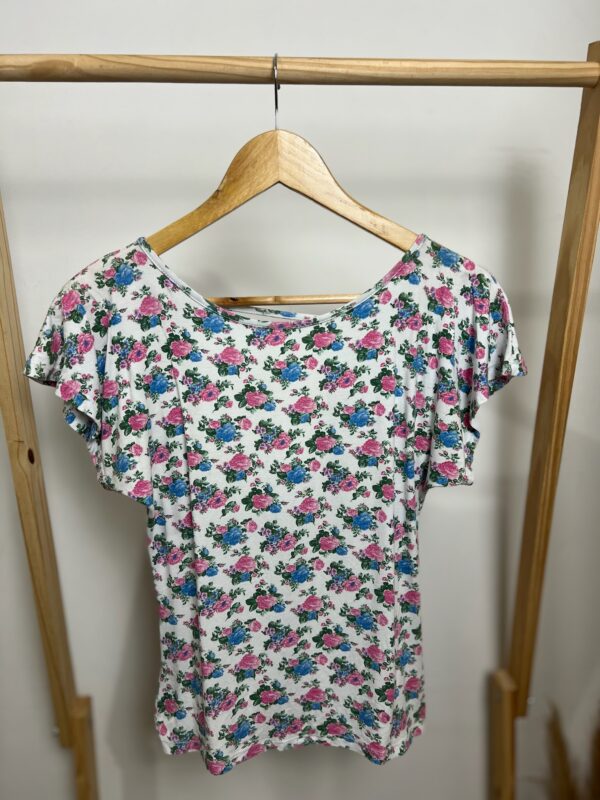 Camiseta branca com flores
