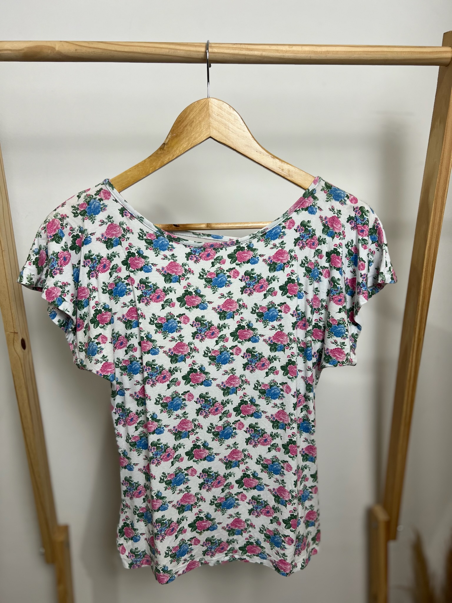 Camiseta branca com flores