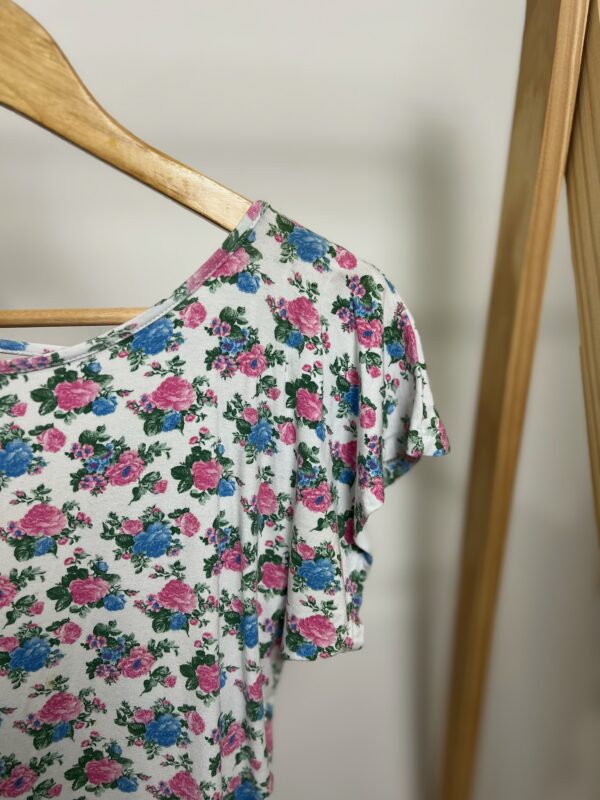 Camiseta branca com flores - Imagem 5