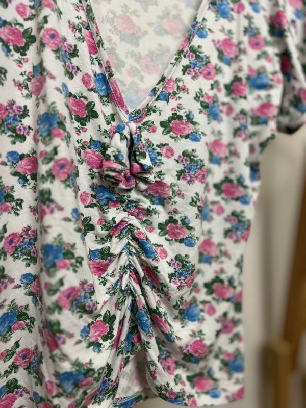 Camiseta branca com flores - Imagem 7