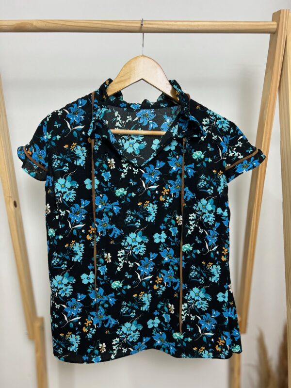 Camiseta floral azul