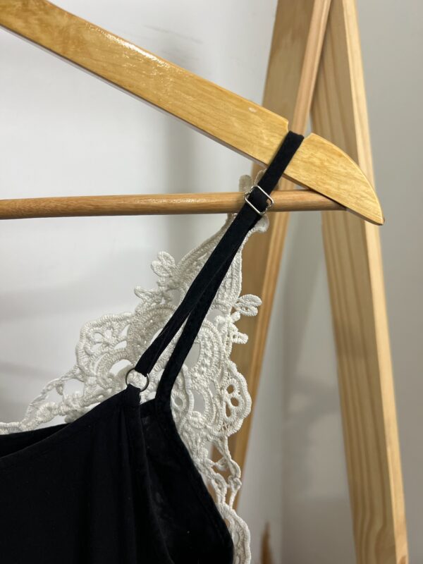 Regata preta com detalhes - Imagem 3