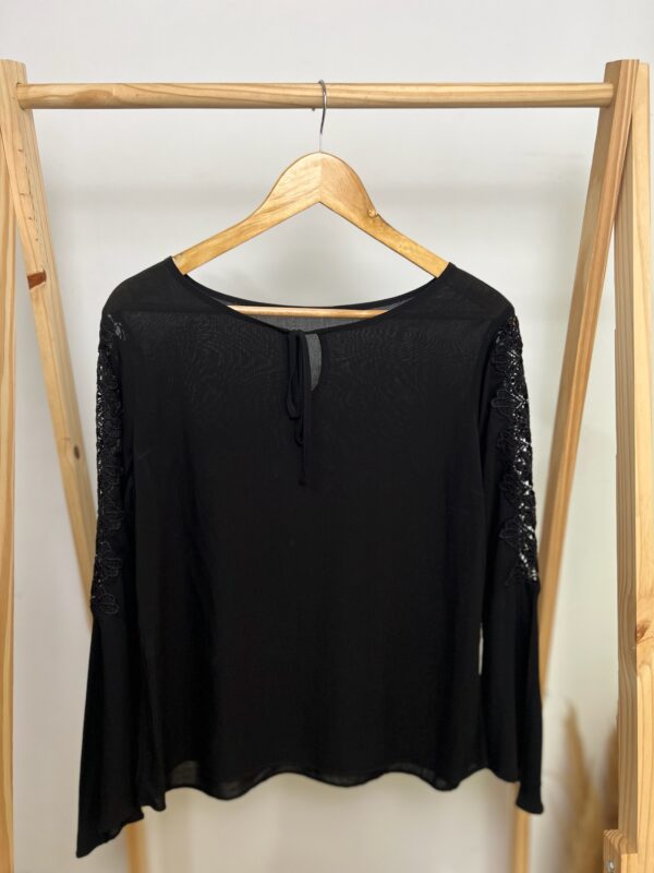 Blusa preta manga longa com detalhes - Imagem 2