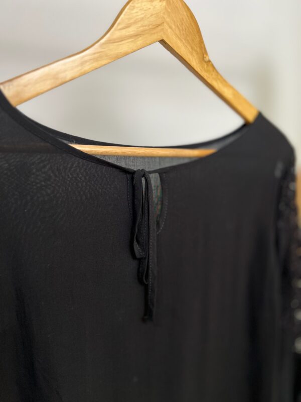 Blusa preta manga longa com detalhes - Imagem 3