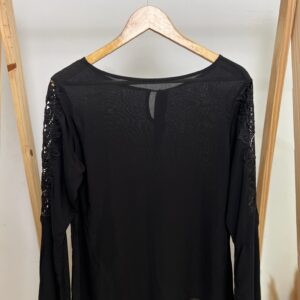 Blusa preta manga longa com detalhes