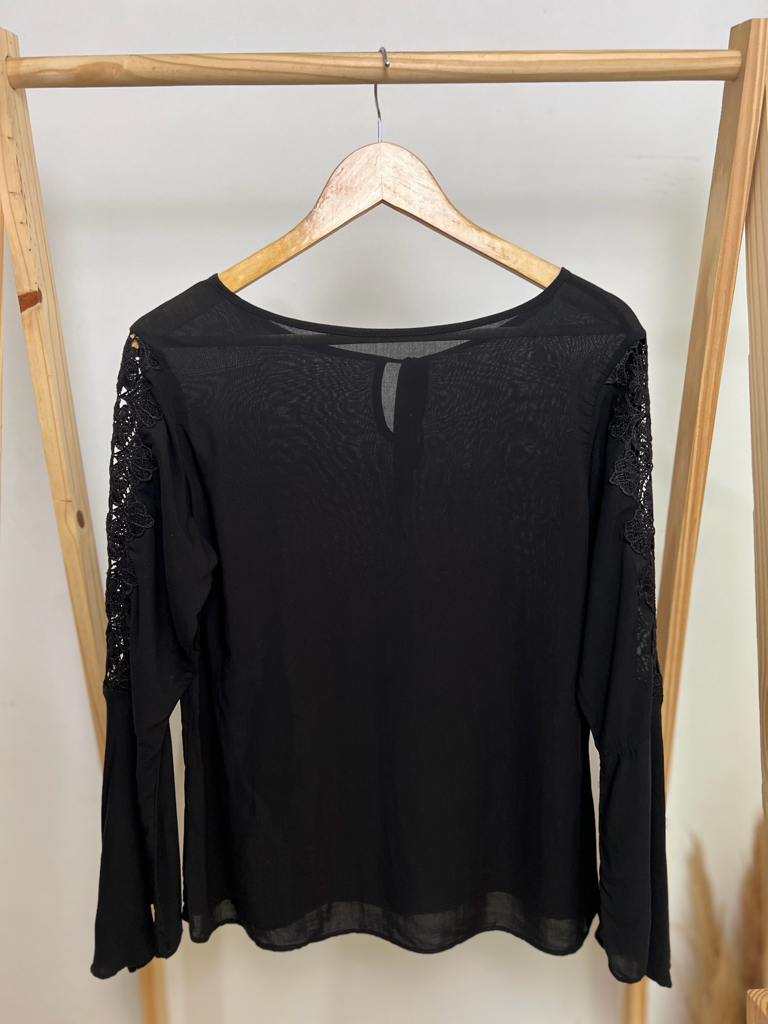 Blusa preta manga longa com detalhes