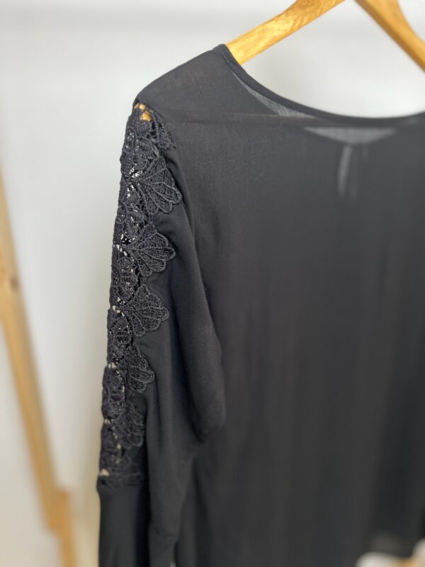 Blusa preta manga longa com detalhes - Imagem 5