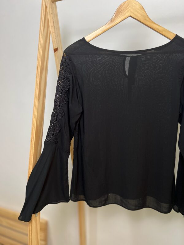 Blusa preta manga longa com detalhes - Imagem 7