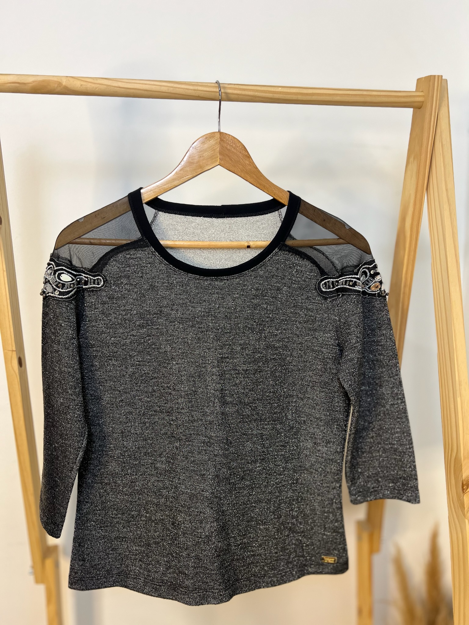Blusa com pedras e brilho