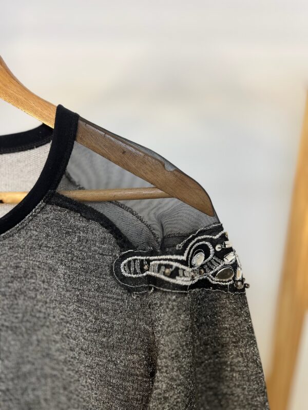 Blusa com pedras e brilho - Imagem 8