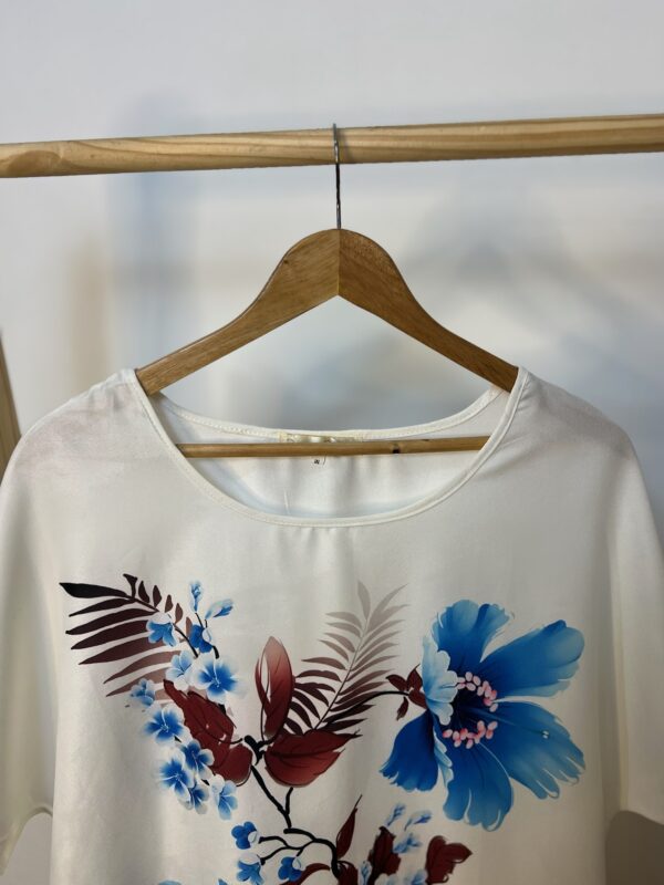 Blusa branca com estampa - Imagem 3