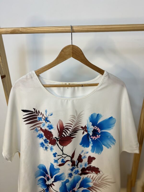 Blusa branca com estampa - Imagem 2