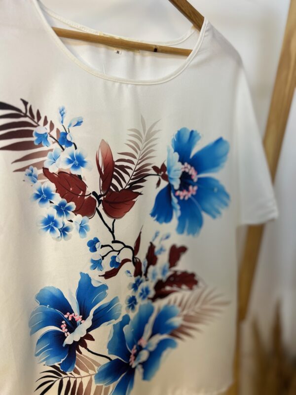 Blusa branca com estampa - Imagem 7
