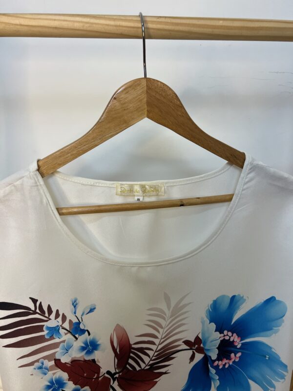 Blusa branca com estampa - Imagem 5